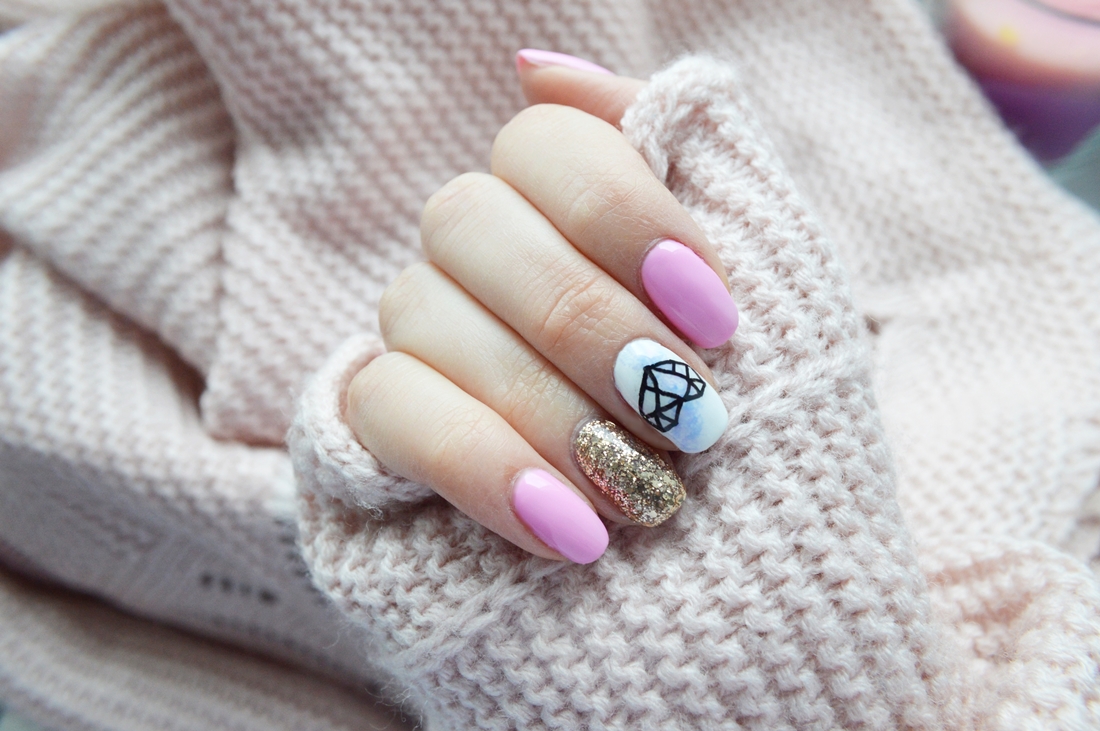 geometryczne serce na paznokciach